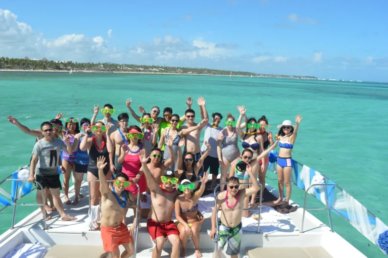 A large company group in the water at the beach stop